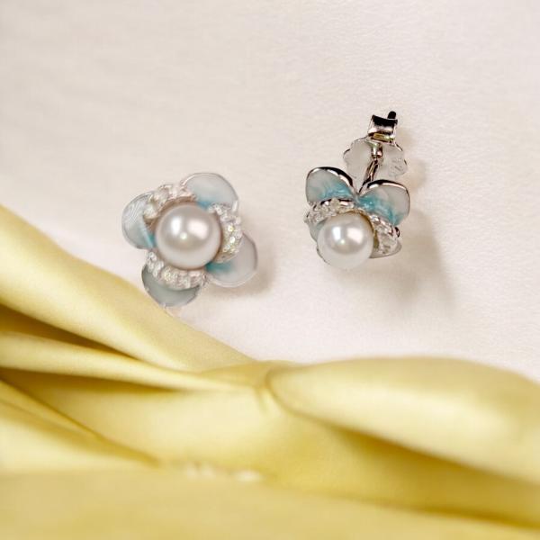 Earrings of Floral Shape with Pearl