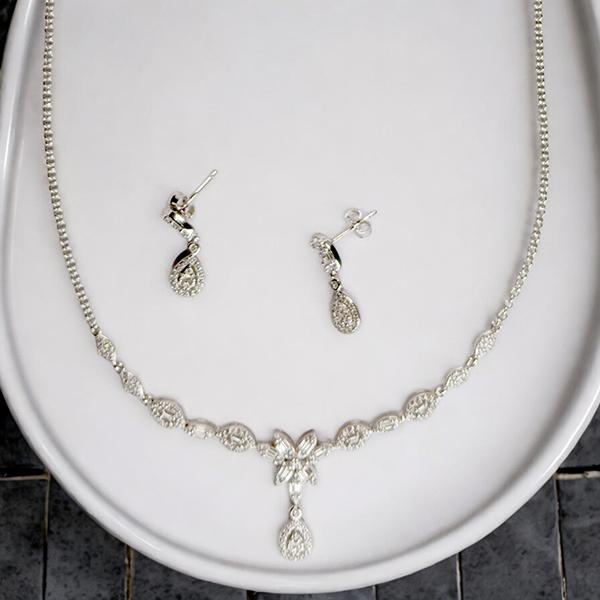 Premium Necklace with Floral Pendant and Earrings