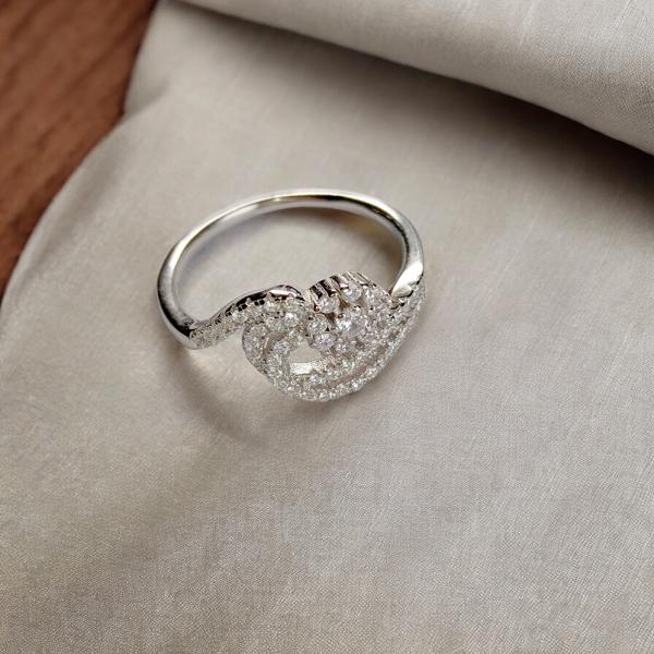 Elegant Ring with Diamond