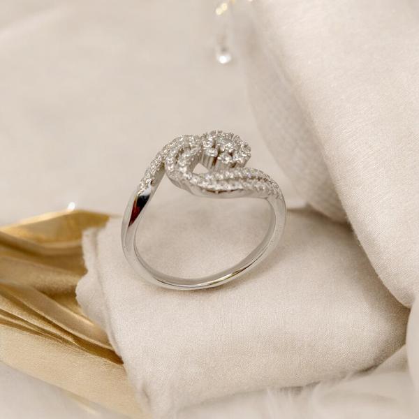 Elegant Ring with Diamond