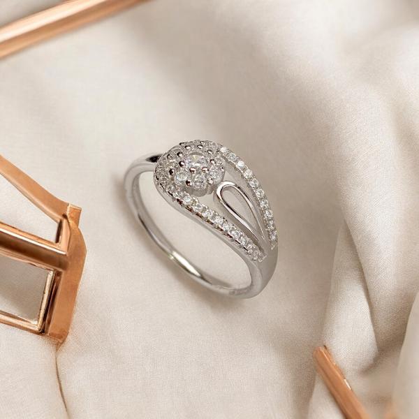 Ring with Premium Oval Style Inlaid with Diamond